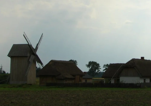 Wiatrak, drewniane domki i spokój. Urocza wioska 2 godziny drogi od Warszawy