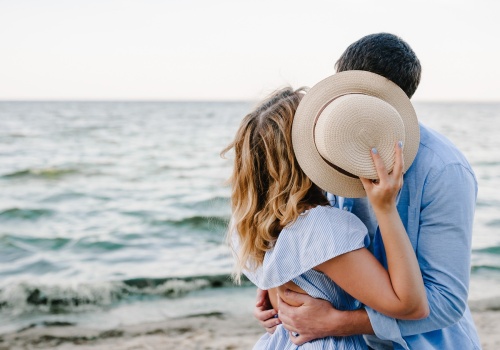 Na wakacjach wcale nie ma ognia? Tak wygląda wakacyjne życie łóżkowe 30-latków