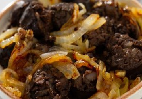 Wymieszaj z owocami i połóż na grillu. Skuszą się nawet ci, którzy nie lubią kaszanki