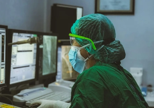 Dostęp do ratującej życie terapii wciąż ograniczony. Eksperci PTK alarmują o konieczności zmian