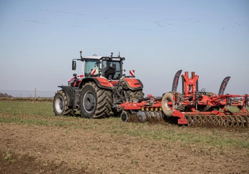 Miliony na sprzęt. Jakie ciągniki wybierają ukraińskie agroholdingi?