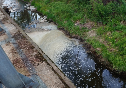 Niezidentyfikowana zawiesina w korycie potoku. Powiadomiono służby | ZDJĘCIA