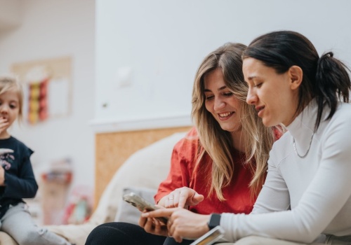 Kontrowersyjny trend wśród samodzielnych matek. Internauci są podzieleni