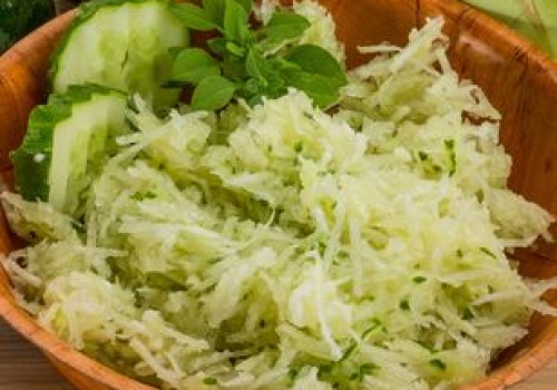 Wszyscy kupują młodą kapustę, ty wybierz Inne warzywo. Zrobisz surówkę, o którą każdy zapyta