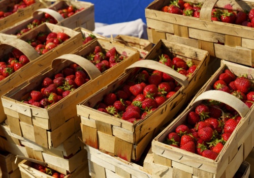 Tanie truskawki z Egiptu zalewają rynek. Polskie w odwrocie