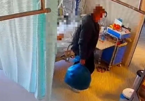 Przyszedł odwiedzić żonę w szpitalu. Nagrał go monitoring. Tak się zachował