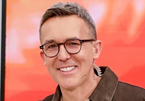 Co tu się wydarzyło?! Maciej Kurzajewski dał sobie ogolić włosy w studiu!