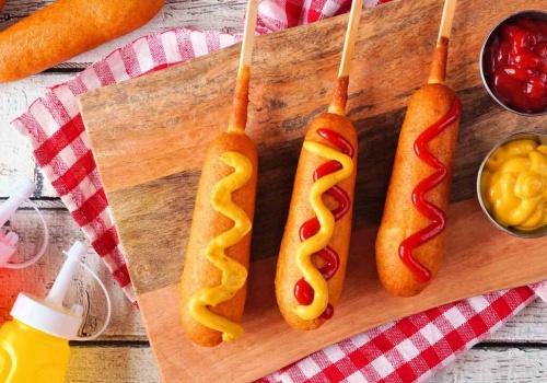 Domowe mini corn dogi z ketchupem truskawkowym. Ten przepis to grillowa rewolucja