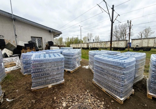 Magazyn RegioJet pod Krakowem zamknięty przez sanepid. Tysiące butelek wody i przeterminowana żywność