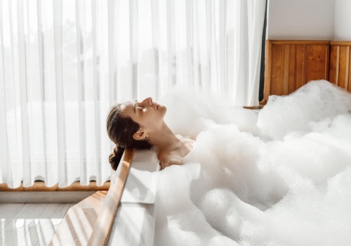 Kąpiel w wannie i prysznic mogą dodać ci energii. Balneolożka zdradza jeden prosty sposób