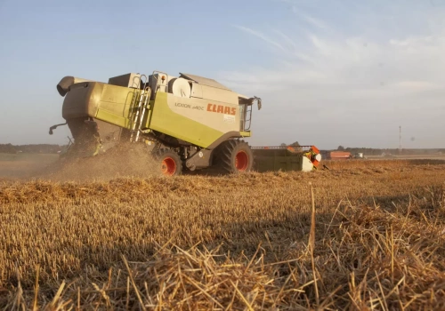 Kupił kombajn za 300 tys. zł i zrobił remont. Czy sprzeda go bez VAT?