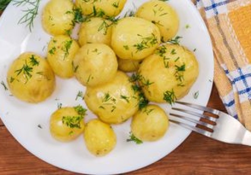 Bomba witaminowa pod cienką skórką. Za co nasz organizm kocha młode ziemniaki