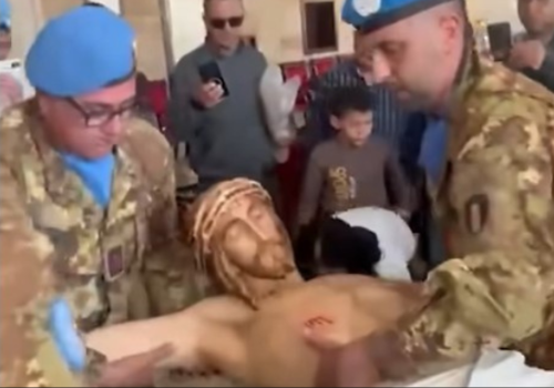 Liban: włoscy żołnierze przywieźli nową figurę Jezusa do wioski, w której izraelski żołnierz zniszczył krzyż