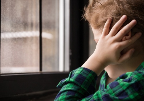 Szymon ma autyzm. Dzieci dokuczają mu, aż ten wpadnie w szał, a przedszkolanka nic nie robi