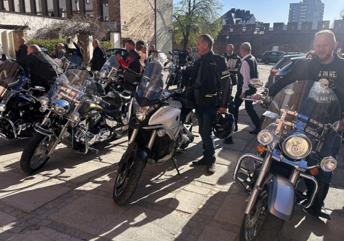Nowa tradycja: pod katedrą zaryczały motory. Motocykliści zaczęli sezon 2026 w Opolu