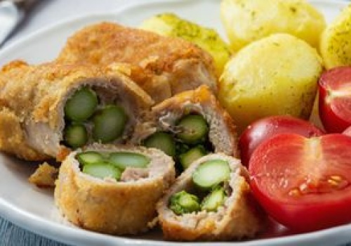 Zamiast tłuc mięso na kotlety, zwiń je w roladki. Bez dokładek się nie obejdzie