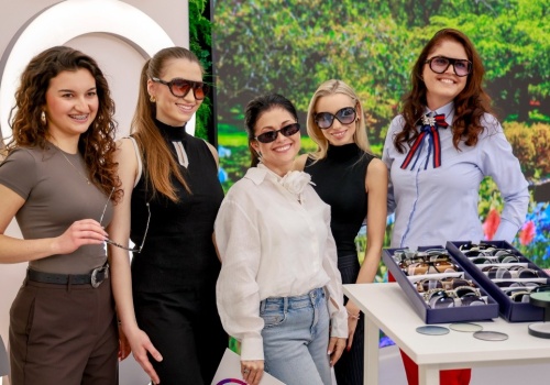 Większość z nas popełnia ten błąd. Ekspertka o okularach przeciwsłonecznych