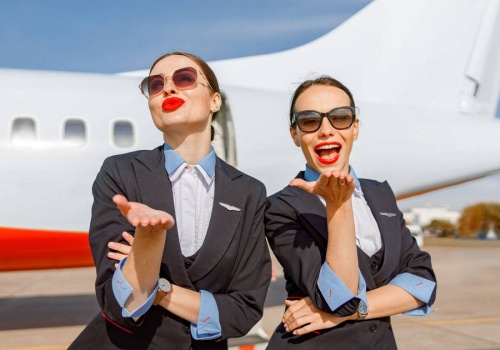 To dlatego stewardesy mają usta pomalowane na czerwono. Nie chodzi o urodę