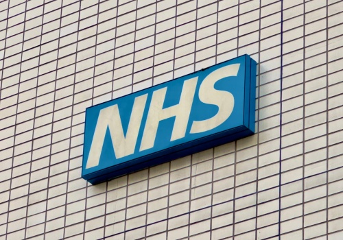 Co dziesiąta operacja odwołana. Chaos w NHS