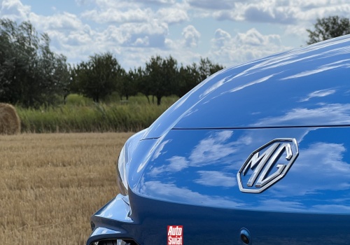 Znasz je od zawsze, ale czy wiesz, co naprawdę oznaczają nazwy marek aut? Odkodowuję 11 skrótów