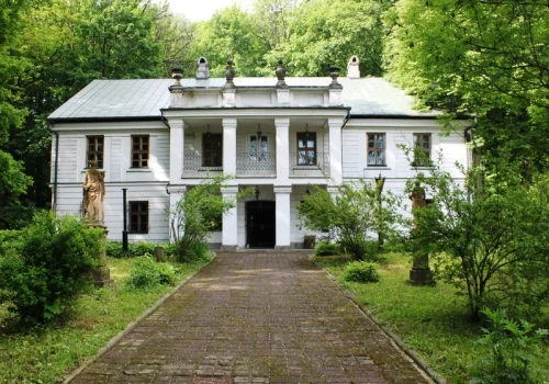 Piękny dworek ofiarą internetowej mody. Rodzina pisarza miała dość