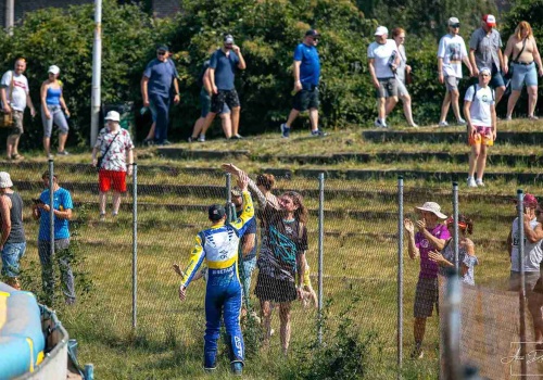 Żużel. To mogła być tragedia! Motocykl poleciał w trybuny w Opolu! (WIDEO)