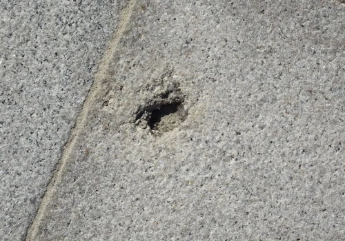 Była to ciężka zima dla płyty Starego Rynku. Widoczny jest nowy problem z erozją