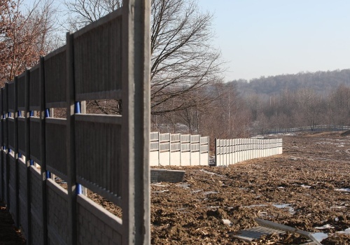Stawiasz taki płot? Prosisz się o kłopoty. Może czekać cię kara i rozbiórka