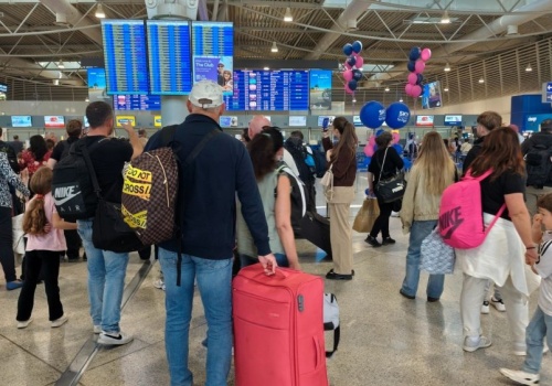 Tysiące lotów na wakacje odwołanych. Polacy mogą stracić połączenia… ale też zyskać