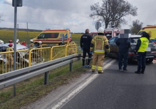Tragedia w powiecie kolskim. Nie żyje kierowca, dwie osoby trafiły do szpitala