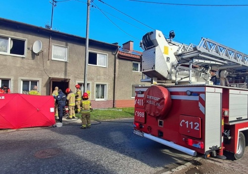 Strażacy pukali i pukali, ale lokator nie reagował. Prawda była dramatyczna