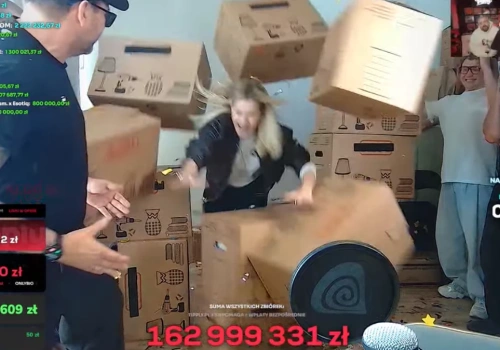 Małgorzata Kożuchowska odtworzyła scenę w kartonach. Znowu zmartwychwstała