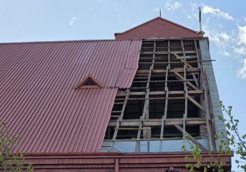 Silny wiatr uszkodził dach kościoła podczas mszy. Strażacy interweniowali kilkadziesiąt razy