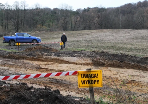 Ma pole, ale nie dojedzie. Każą mu płacić 2000 zł za przejazd do własnej ziemi