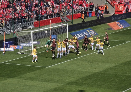 Piłka nożna: Widzew Łódź wygrywa u siebie z Motorem i chwilowo ucieka z grupy spadkowej