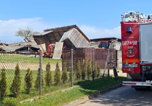 Wiatr przewrócił stodołę. Część budynku się zwaliła na stojące tam pojazdy