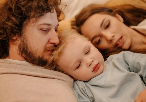 Dzieci, które śpią z rodzicami, mogą mieć silniejszą psychikę w przyszłości. Wyjaśnienie jest proste