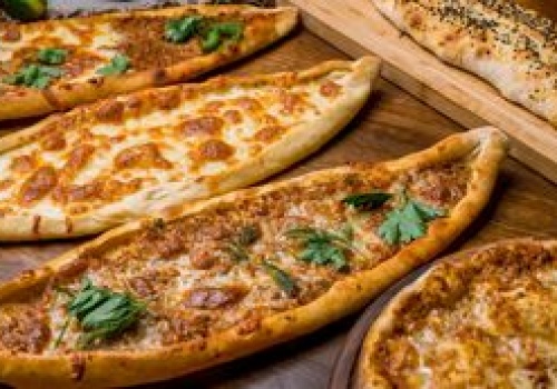 Gdyby Włosi znali ten przepis, pizzerie świeciłyby pustkami. Tureckie łódeczki to murowany hit