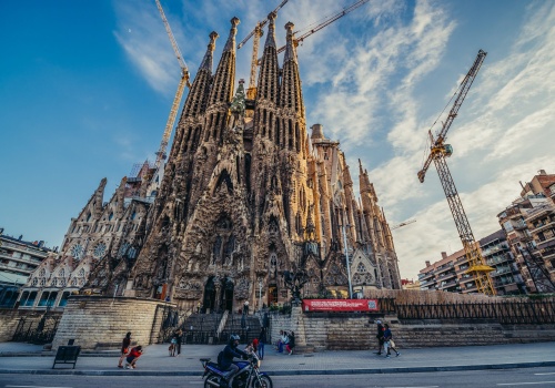 Weekend w Barcelonie 😎🤩 Loty i noc w ⭐⭐⭐⭐ hotelu za 979 PLN ✈️🛌