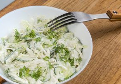 Żaden jogurt i olej. Mieszam młodą kapustę z innym składnikiem i surówka wychodzi jak marzenie