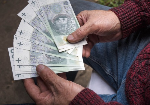 Ci emeryci rozbili bank. Dostają wyższe świadczenie niż pensję. System im na to pozwala