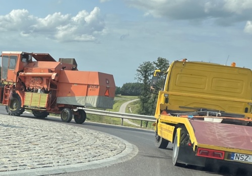 Kogut podczas jazdy. Kiedy trzeba go włączyć, a kiedy lepiej nie ryzykować mandatu