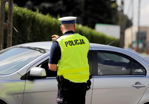 Miganie światłami a mandat. Kierowcy wciąż nie znają tej zasady