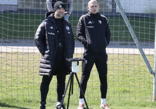 Czy trener dobrze znany w Częstochowie znów połączy siły z Papszunem? Zaskakująca wizyta na treningu Legia Warszawa