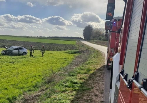 Dachowanie samochodu w pobliżu Wiktorzyna. Dwie osoby trafiły do szpitala