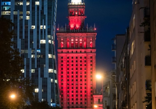 Pałac Kultury i Nauki rozświetlony na czerwono. To gest podziwu dla akcji organizowanej przez znanego YouTubera