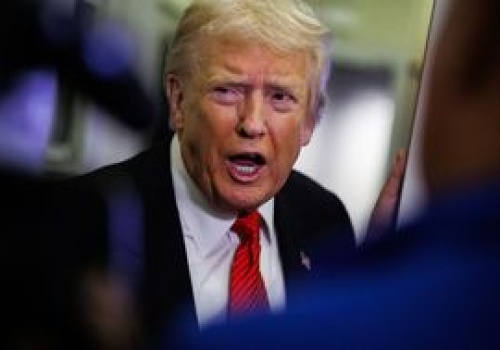 Trump strofuje reporterkę. 