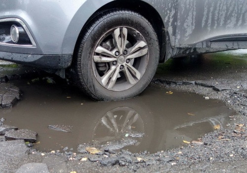 Wpadłem w dziurę i uszkodziłem koło. Czy należy się za to odszkodowanie?