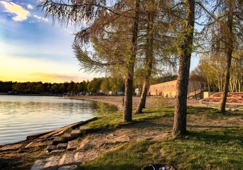 Odwiedź to polskie jezioro, zanim zniknie. Na turystów czeka malownicza plaża