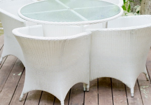 Można zaoszczędzić setki złotych. Jak przywrócić biel meblom? Godzina pracy i po problemie